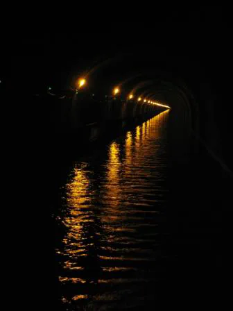 Elektro-Kettenschlepper im Tunnel von Mauvages.