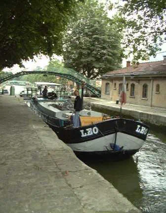 Auf dem Canal St. Martin im Stadtzentrum von Paris